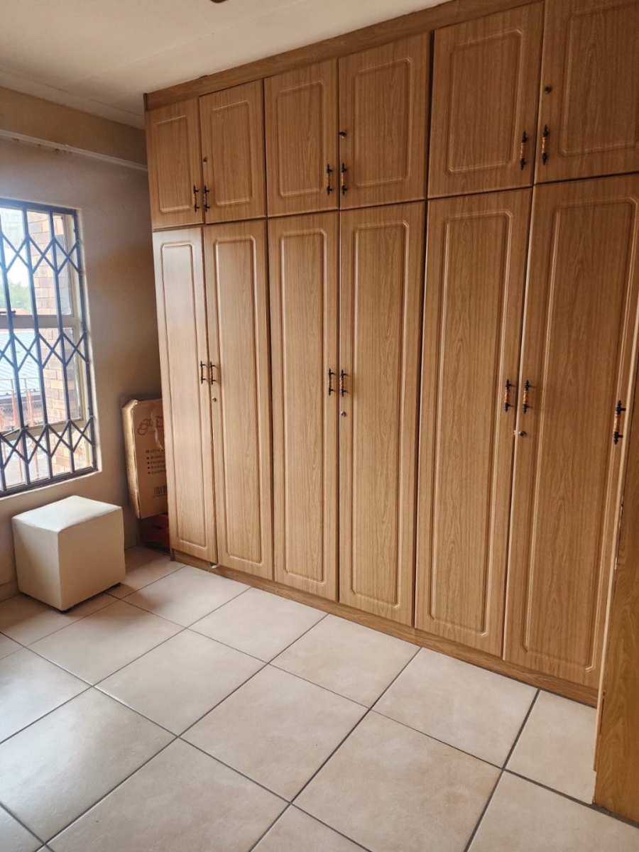 6 Bedroom Property for Sale in Manzil Park North West